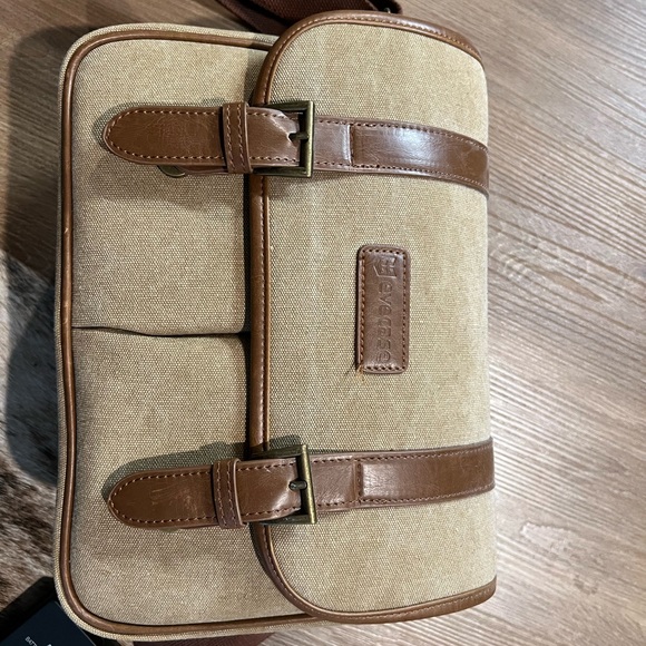 Nikon DSLR D5600 Camera with 18-55mm Lens , Camera Bag, Strap, Battery, Charger - Picture 7 of 10